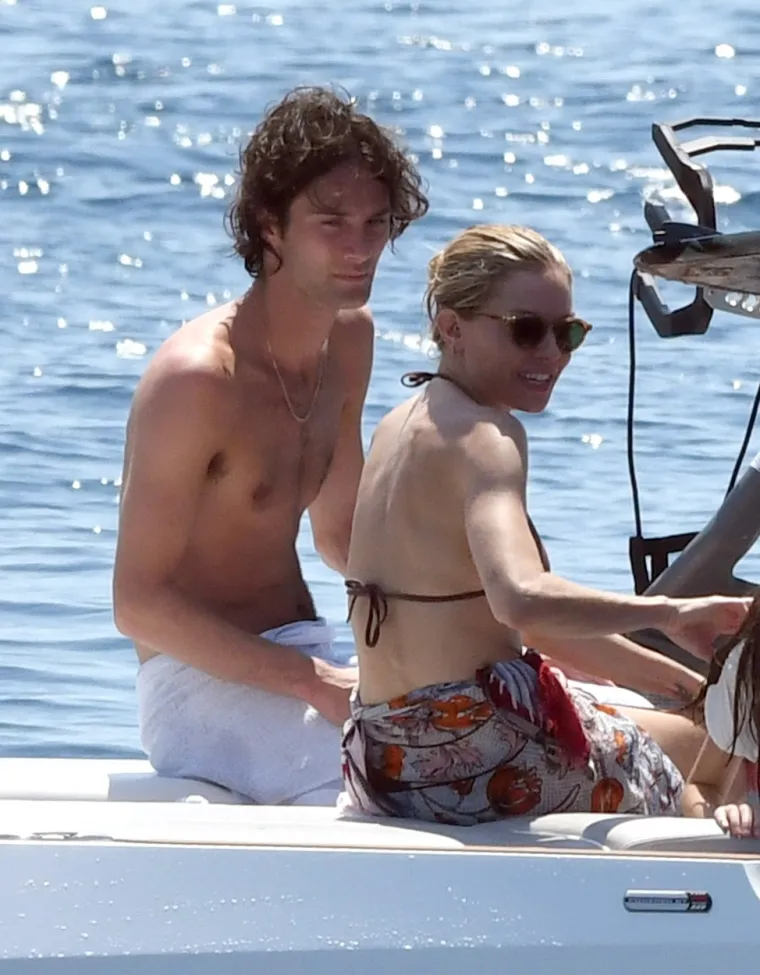 Glumica Sienna Miller uhvaćena kako na jahti uživa s mlađahnim modelom