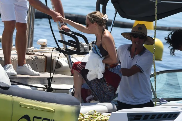 Glumica Sienna Miller uhvaćena kako na jahti uživa s mlađahnim modelom