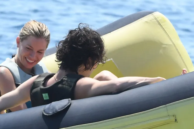 Glumica Sienna Miller uhvaćena kako na jahti uživa s mlađahnim modelom