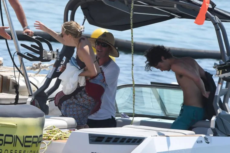 Glumica Sienna Miller uhvaćena kako na jahti uživa s mlađahnim modelom