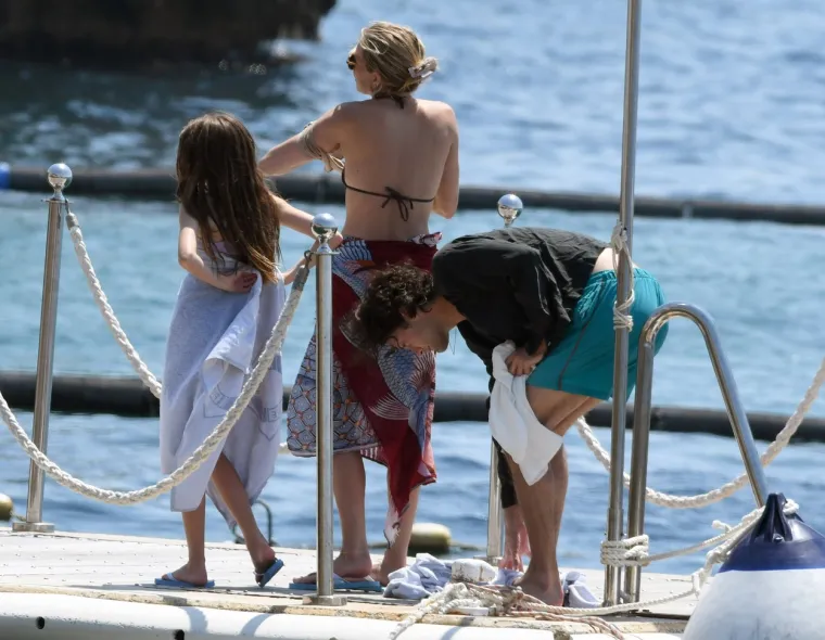 Glumica Sienna Miller uhvaćena kako na jahti uživa s mlađahnim modelom