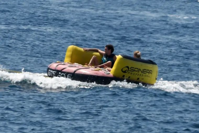 Glumica Sienna Miller uhvaćena kako na jahti uživa s mlađahnim modelom