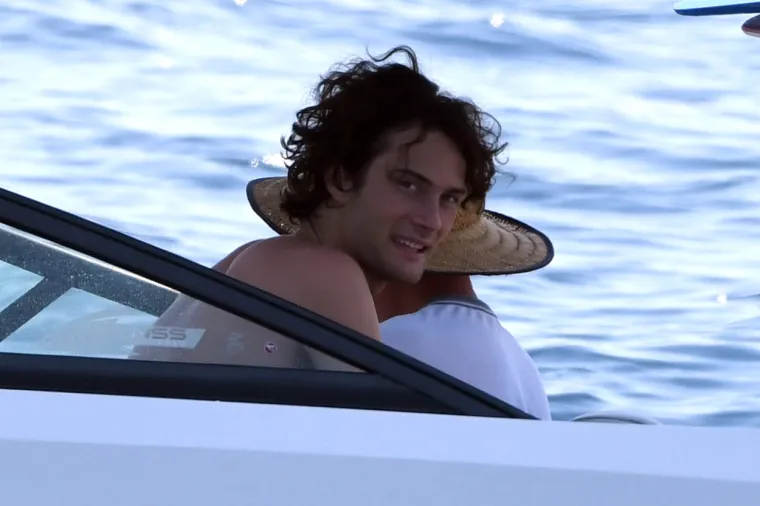 Glumica Sienna Miller uhvaćena kako na jahti uživa s mlađahnim modelom