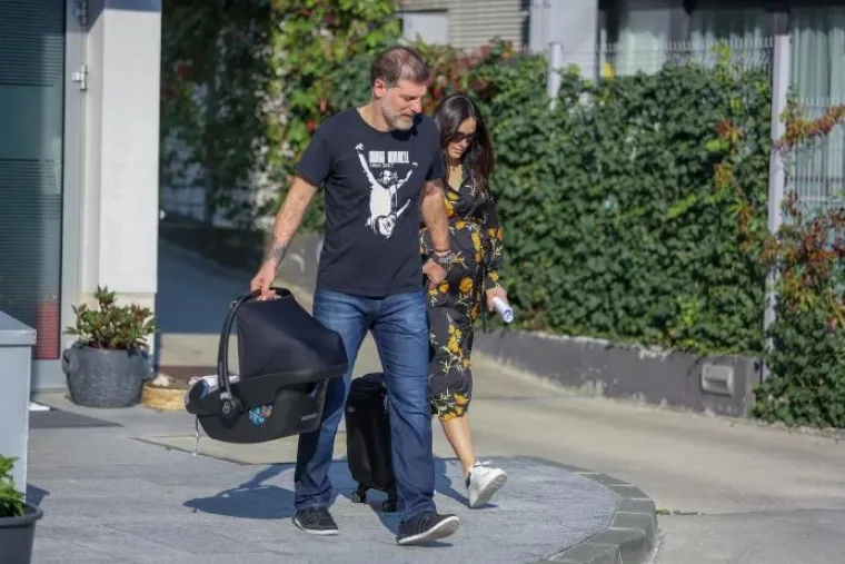 Slavenu Biliću nije baš bilo drago što su fotografi njega i njegovu partnericu Ivanu dočekali pred bolnicom potkraj 2018. Iako Ivana nije skidala osmijeh s lica, Bilić je ignorirao fotografe.
