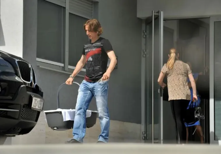 Luka i Vanja Modrić nisu skidali osmijeh s lica kada su 2010. godine iz privatne poliklinike odveli kući svog sina Ivana, a nakon njega su još dobili kćeri Emu i Sofiju.
