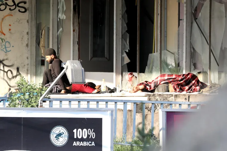 Migranti naselili ruševnu zgradu u centru Zagreba: Ugrožavaju vlastite živote spavajući u opasnom ruglu