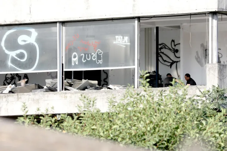 Migranti naselili ruševnu zgradu u centru Zagreba: Ugrožavaju vlastite živote spavajući u opasnom ruglu