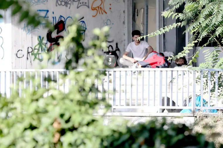 Migranti naselili ruševnu zgradu u centru Zagreba: Ugrožavaju vlastite živote spavajući u opasnom ruglu