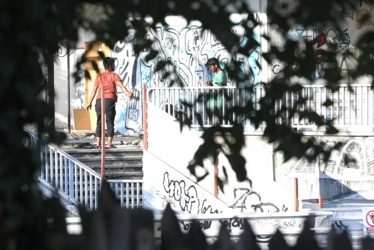 Migranti naselili ruševnu zgradu u centru Zagreba: Ugrožavaju vlastite živote spavajući u opasnom ruglu