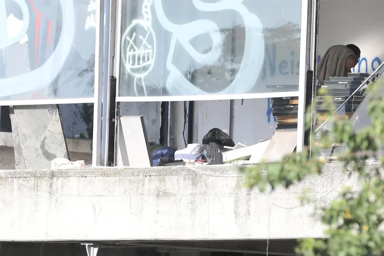 Migranti naselili ruševnu zgradu u centru Zagreba: Ugrožavaju vlastite živote spavajući u opasnom ruglu