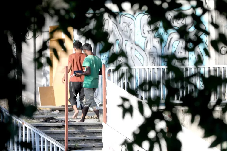 Migranti naselili ruševnu zgradu u centru Zagreba: Ugrožavaju vlastite živote spavajući u opasnom ruglu