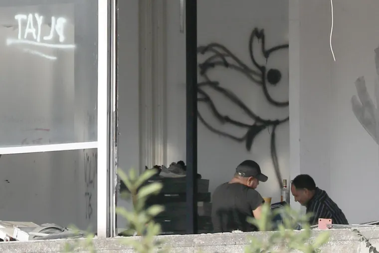 Migranti naselili ruševnu zgradu u centru Zagreba: Ugrožavaju vlastite živote spavajući u opasnom ruglu