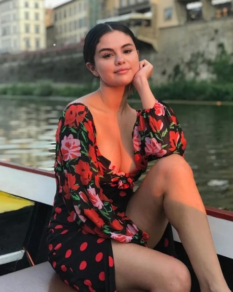 Selena Gomez slavi, a kakav bi to bio rođendan bez ča&scaron;ćenja?! Uživajte u pogledu na ljepoticu koju život nije mazio