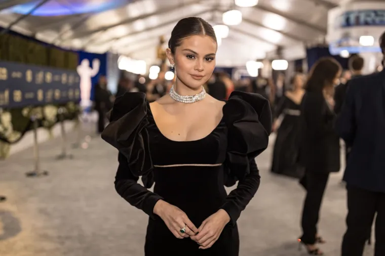 Selena Gomez slavi, a kakav bi to bio rođendan bez ča&scaron;ćenja?! Uživajte u pogledu na ljepoticu koju život nije mazio