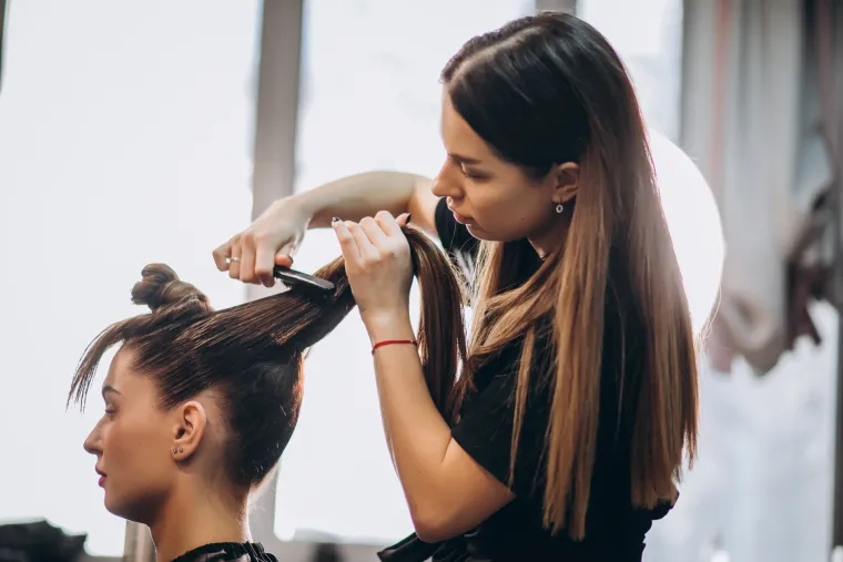 10. Frizer - 4.499 kuna


Opis radnog mjesta:
- Šišanje prema zahtjevima klijenta.
- Pranje kose, masaža skalpa.
- Češljanje, četkanje, sušenje kose.
- Bojanje, stavljanje pramenova i preljeva na kosu.
- Izrada minivala i trajne frizure.
- Brijanje brade i brkova.
- Pružanje savjeta o održavanju kose.
- Održavanje urednosti i čistoće radnog mjesta.