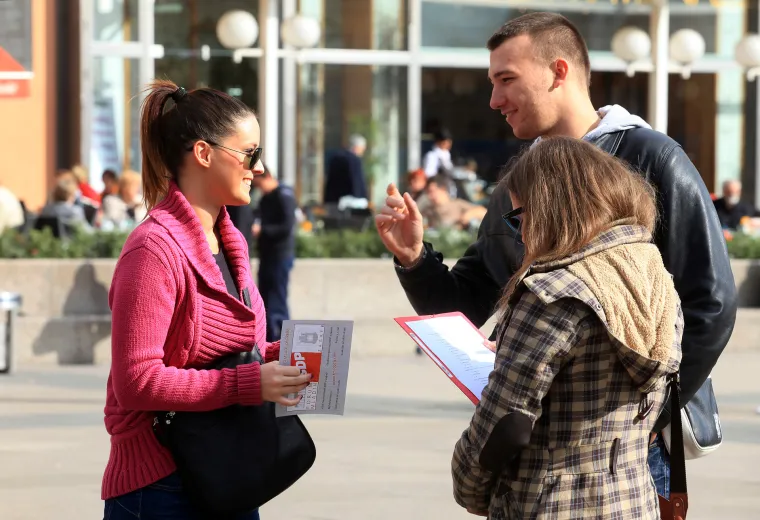 6. Anketar - 4 312 kuna


Opis radnog mjesta:
- Kontaktiranje s unaprijed određenim uzorkom ljudi, na terenu ili putem različitih kanala (telefon, pošta, email, internet).
- Snimanje odgovora ispitanika u anketama.
- Provjera postotka popunjenosti upitnika.
- Dostavljanje popunjenih upitnika nadređenima.
