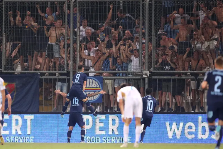 Luda atmosfera na Rujevici: Nabrijani Šveđani skakali u kavezu, Rijeka ispustila vodstvo