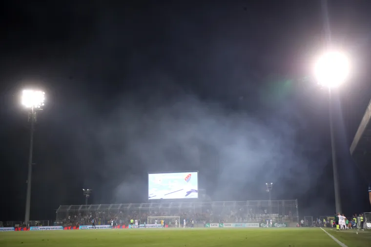 Luda atmosfera na Rujevici: Nabrijani Šveđani skakali u kavezu, Rijeka ispustila vodstvo