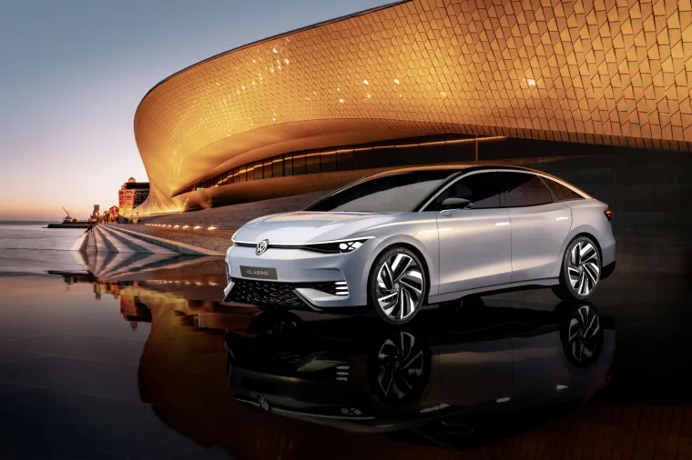 Svjetskom premijerom konceptnog vozila ID.AERO u Kini, Volkswagen najavljuje svoju prvu globalnu potpuno električnu limuzinu koja će zamjeniit Passata. Model ID. AERO opremljen je snažnom litij-ionskom baterijom neto sadržaja energije od 77 kWh. Zahvaljujući interakciji učinkovitog pogonskog sustava i izvrsnih aerodinamičkih svojstava, ID. AERO ostvaruje doseg do 620 km. No vratimo se mi na povijest