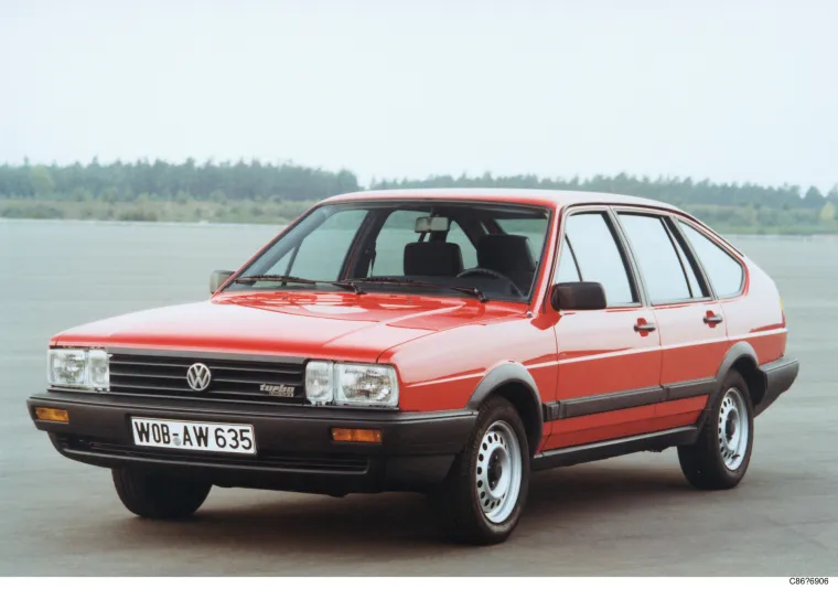 Kao i prethodna generacija, B2 Passat se uglavnom prodavao s četverocilindričnim benzinskim i dizel motorima. Godine 1985. je dobio blagi facelift, koji se sastojao od novih, većih branika, retuširanja unutrašnjosti, nove prednje maske i novih stražnjih svjetala na hatchback verzijama. Kompakt s troja vrata je ukinut, dok je ime Santana izbačena iz Europe.  Dana 31. ožujka 1988. proizvodnja je završila s 3.345.248 proizvedenih u Njemačkoj. Svjetska proizvodnja iznosila je oko 4,5 milijuna jedinica.