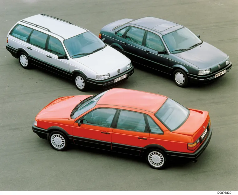 Treća generacija Passata predstavljena je u ožujku 1988. u Europi, 1990. u Sjevernoj Americi i 1995. u Južnoj Americi. Zbog nedostatka rešetke prednji kraj automobila podjsećao je na starije Volkswagenove automobile sa stražnjim motorom. U to je vrijeme bio to prvi Passat s poprečnim rasporedom motora izrađenim na platformi koju je dizajnirao Volkswagen, umjesto da je dijeli s Audijevom limuzinom