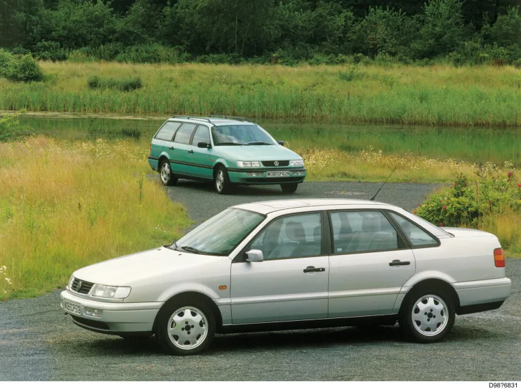 B3 Passat je 1993. godine dobio redizajn, ali i novu oznaku B4, iako nije bio potpuno novi model. Faceliftom su dotjerani vanjski paneli karoserije osim krova, s najočiglednijom vanjskom promjenom ponovnog uvođenja rešetke kako bi odgovarala stilu ostalih Volkswagenovih modela iste generacije iz tog doba, kao što su Mk3 Golf i Jetta. Unutrašnjost je blago ažurirana i uključuje sigurnosnu opremu, poput dvostrukih prednjih zračnih jastuka i zatezača sigurnosnih pojaseva, iako je osnovni dizajn ploče s instrumentima ostao nepromijenjen. Rešetka je uvedena kako bi prednji kraj dobio agresivniji izgled, jer je prethodni model izgledao previše &apos;pasivno&apos;