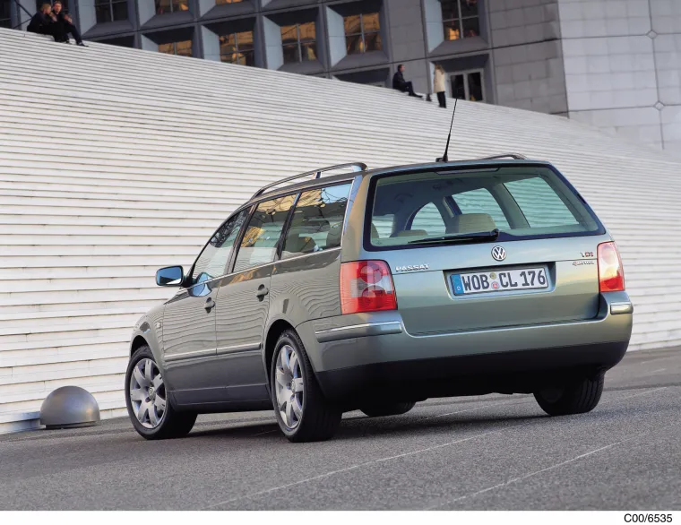 B5.5 Passat počeo se proizvoditi krajem 2000. godine. Snažni 4,0-litreni W8 motor koji proizvodi 275 KS predstavljen je 2001. u luksuznoj verziji automobila koja je uključivala standardni 4motion pogon na sve kotače. Ovaj je motor trebao biti testna platforma za novu W tehnologiju motora Volkswagen grupe, koja će se kasnije pojaviti na W12 u Phaetonu, Audiju A8 i Bentley Continentalu GT, te W16 motoru u Bugatti Veyronu. Motor je prestao proizvoditi 2004.