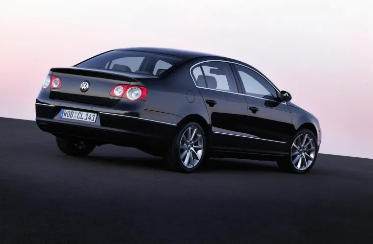 B6 je debitirao na Ženevskom sajmu automobila u ožujku 2005., a lansiran u Europi u ljeto 2005. Za razliku od svog prethodnika, B6 Passat više nije dijelio svoju platformu s Audijevim ekvivalentnim modelom (Audi A4). Poznati 2,0-litreni dizelski motor s turbopunjačem i izravnim ubrizgavanjem (TDI) najtraženija je verzija u Europi, a dostupan je bio u varijantama od 140 i 170 KS. Kasnije su se tražile verzije proizvedene nakon 2007. godine zbog poznatih problema s pumpama goriva