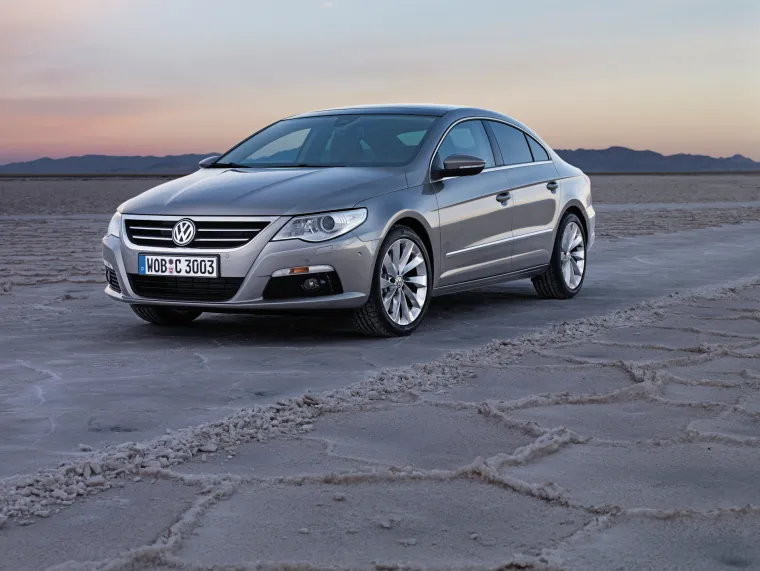 Volkswagen je 2008. odlučio izbaciti na tržište Ušminkani Passat&quot; imena Passat CC. CC, ili &quot;Comfort Coupé&quot;, je coupé verzija Passata s 4 vrata. Namijenjen je da bude konkurencija Mercedesu CLS, te je tako CC bio elegantniji i luksuzniji od prethodno predstavljenog Passata B6. U SAD-u je odbačeno ime Passat, a automobil se prodavao samo kao CC. Motori ponuđeni u CC-u odražavaju one iz običnog Passata, s opcijama osnovnog 2,0-litrenog četverocilindraša s turbopunjačem ili opcijskog 3,6-litrenog VR6, koji uključuje pogon na sva četiri kotača. Volkswagen je krajem 2011. dotjerao Passat CC za 2012. godinu, sa stilskim promjenama sličnim onima većeg Phaetona
