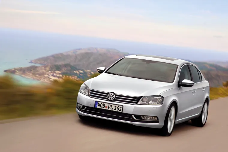 B7 Passat predstavljen je na Pariškom sajmu automobila u rujnu 2010. Iako su ga entuzijasti VW-a označili kao &quot;B7&quot;, automobil nije potpuno novi model. Redizajn je rezultirao novim vanjskim detaljima, s istaknutim promjenama na rešetki i prednjim svjetlima. Unutrašnjost je imala manje izmjene u detaljima u odnosu na B6, iako je osnovni dizajn ploče s instrumentima ostao nepromijenjen