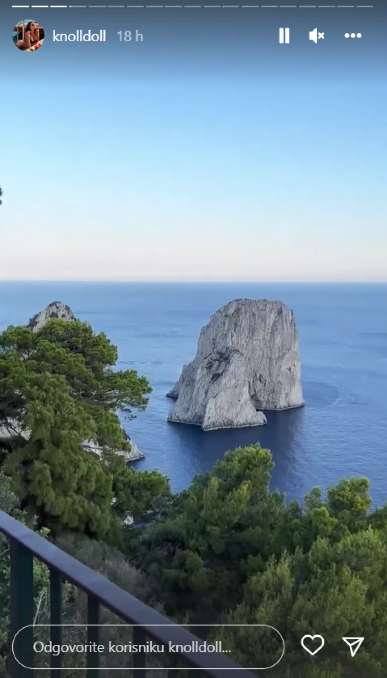 Ivana Knöll je na Capriju u Italiji.