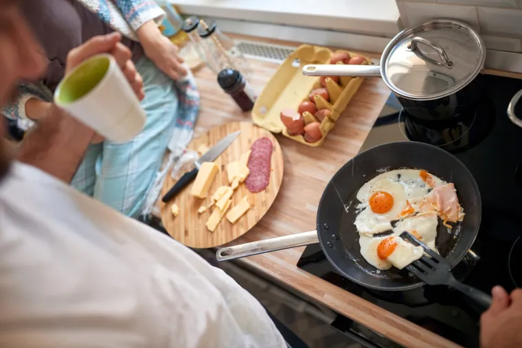 Sol:
Neke od omiljenih namirnica za doručak mogu biti prepune soli a da mi to ni ne shvaćamo.
Amy Goodson, nutricionistica navodi da će tako neki sendviči sadržavati puno soli, što će kroz neko vrijeme utjecati na povišenje krvnog tlaka. Glavni krivac su mesne prerađevine, poput salama i kobasica te suhomesnati proizvodi.  Savjetuje da ako već morate pojesti nešto što sadrži sol, uvijek kombinirajte sa zdravim namirnicama, kao što je voće ili zobena kaša.
