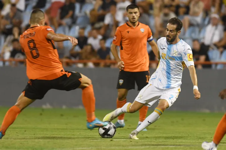 Mario Vrančić (milijun eura) - Vrlo bogata inozemna karijera, pet godina u Engleskoj, zabijao klubovima u Premier ligi i nastupi za BIH reprezentaciju - samo su neke od stvari koje otkrivaju o kakvom se igraču radi. Navijači Norwicha su ga obožavali, imao je nadimak "Super Mario", zabijao bitne pogotke i definitivno će kroz neko vrijeme pokazati u Rijeci da je igrač koji je kvalitetom iznad HNL-a.