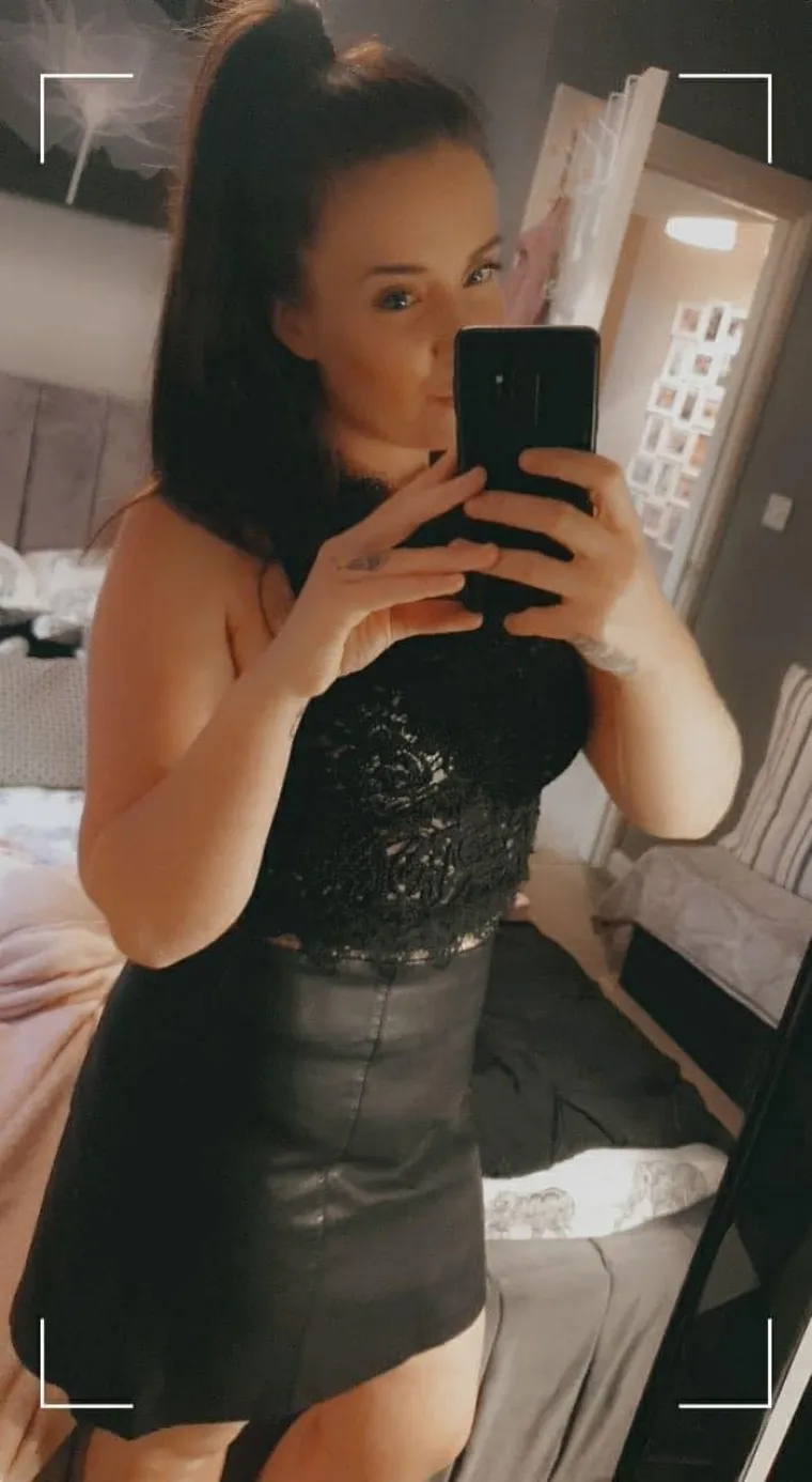 A u potresnom intervjuu njegova bivša Lorna govori kako je njegova afera s ukrajinskom izbjeglicom Sofijom (22) preokrenula njezin život naglavačke.   Za The Sun je rekla: &quot;Nikada nisam mogla zamisliti da bi mi se ovo moglo dogoditi. Prije sam bila prilično otvorena i vesela, ali sada ne volim izlaziti iz kuće.