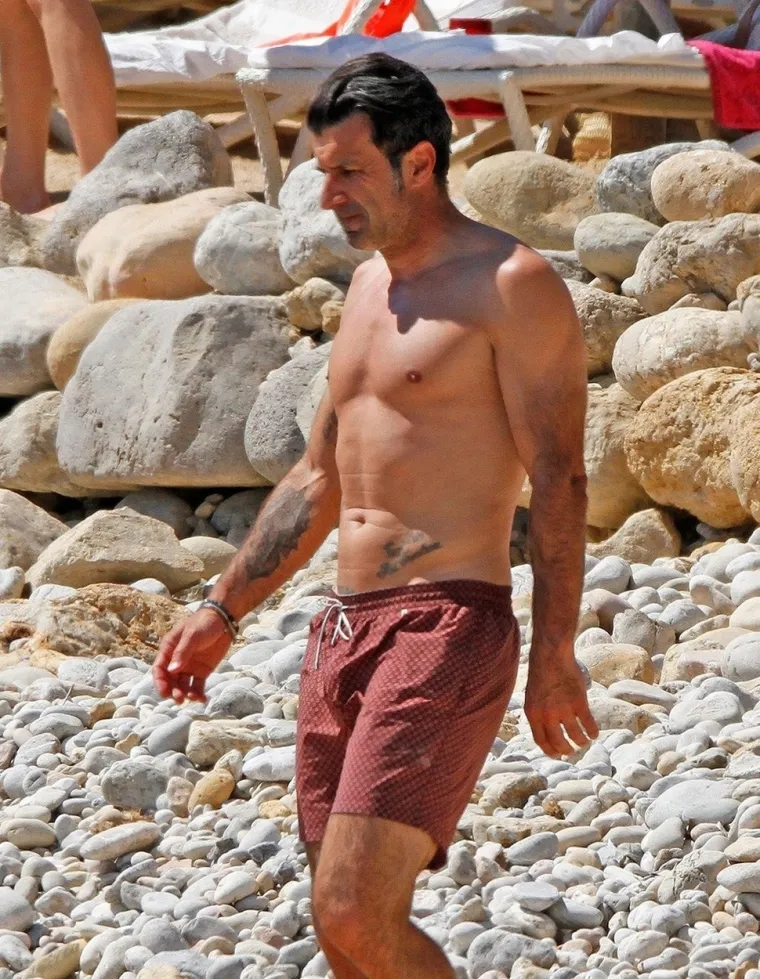 Legendarni Figo otišao s kćeri na plažu i oduševio nevjerojatnom formom