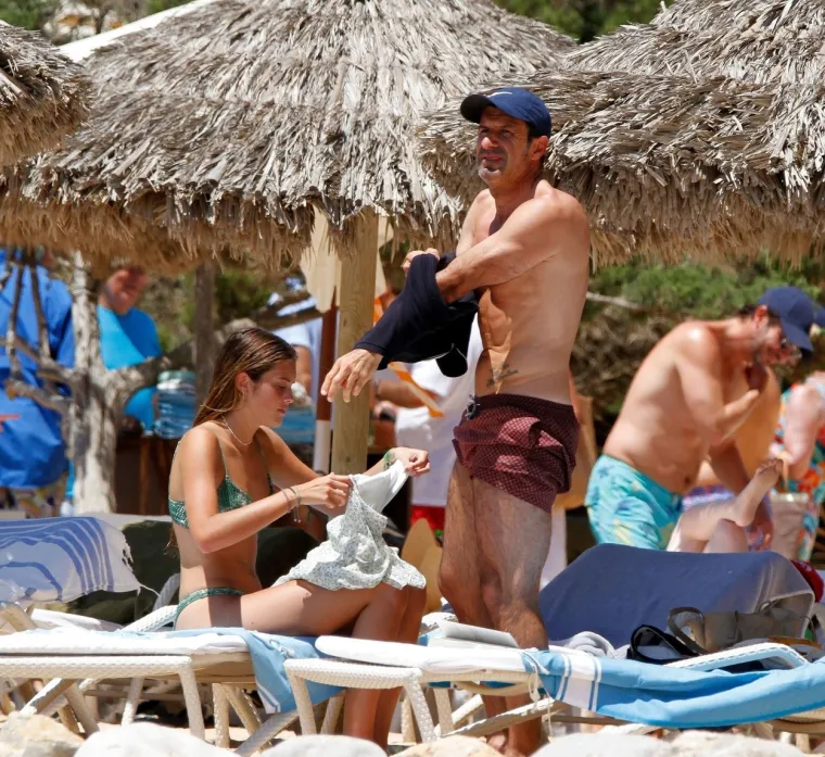 Legendarni Figo otišao s kćeri na plažu i oduševio nevjerojatnom formom