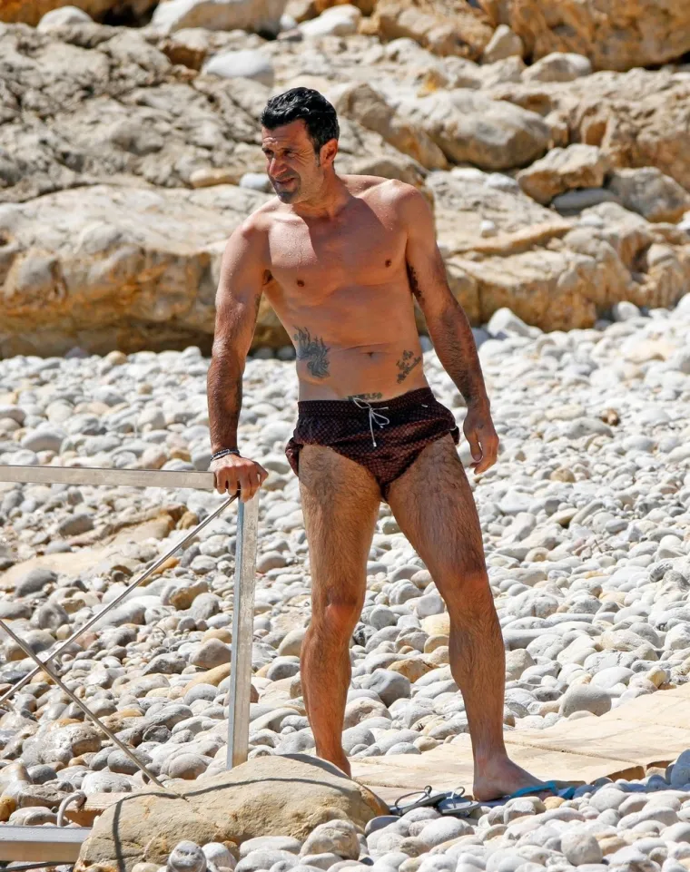 Legendarni Figo otišao s kćeri na plažu i oduševio nevjerojatnom formom