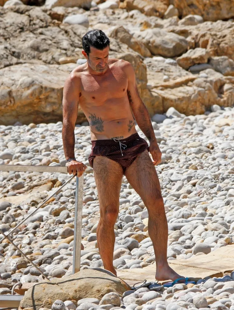 Legendarni Figo otišao s kćeri na plažu i oduševio nevjerojatnom formom
