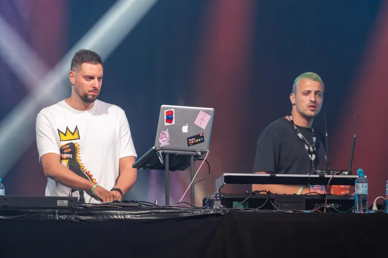 Elena od publike pozdravljena: Mladež na Zrću ludovala uz prelijepu kći Mile Kitića. Imala je zanimljivu 'opravicu'