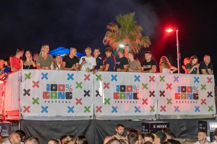 Elena od publike pozdravljena: Mladež na Zrću ludovala uz prelijepu kći Mile Kitića. Imala je zanimljivu 'opravicu'