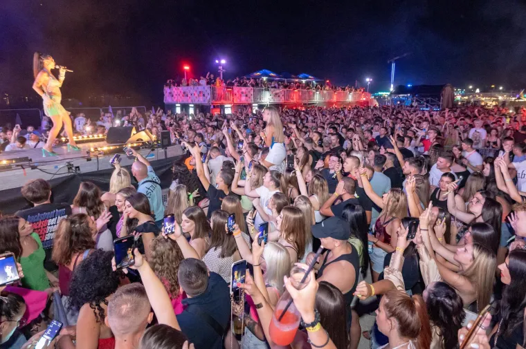 Elena od publike pozdravljena: Mladež na Zrću ludovala uz prelijepu kći Mile Kitića. Imala je zanimljivu 'opravicu'