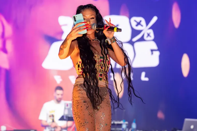 Elena od publike pozdravljena: Mladež na Zrću ludovala uz prelijepu kći Mile Kitića. Imala je zanimljivu 'opravicu'