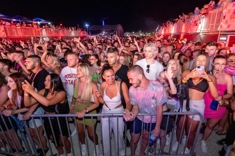 Elena od publike pozdravljena: Mladež na Zrću ludovala uz prelijepu kći Mile Kitića. Imala je zanimljivu 'opravicu'