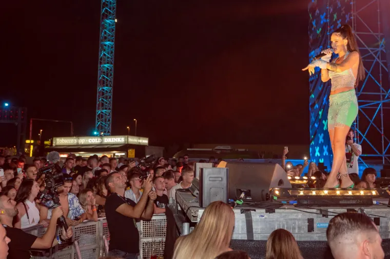 Elena od publike pozdravljena: Mladež na Zrću ludovala uz prelijepu kći Mile Kitića. Imala je zanimljivu 'opravicu'