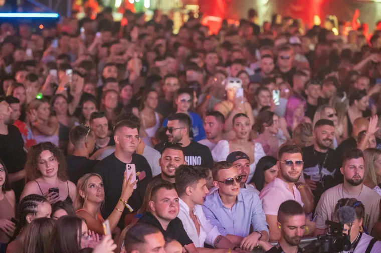 Elena od publike pozdravljena: Mladež na Zrću ludovala uz prelijepu kći Mile Kitića. Imala je zanimljivu 'opravicu'