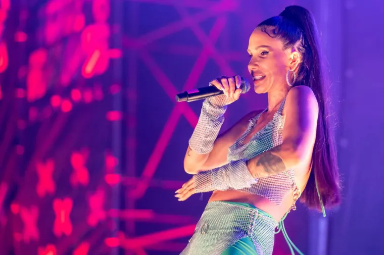 Elena od publike pozdravljena: Mladež na Zrću ludovala uz prelijepu kći Mile Kitića. Imala je zanimljivu 'opravicu'