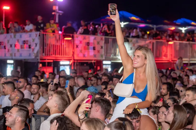 Elena od publike pozdravljena: Mladež na Zrću ludovala uz prelijepu kći Mile Kitića. Imala je zanimljivu 'opravicu'