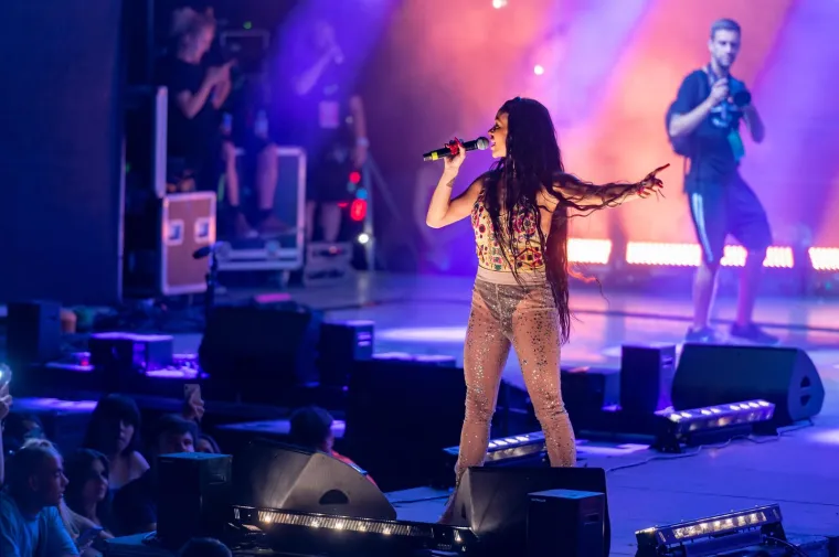 Elena od publike pozdravljena: Mladež na Zrću ludovala uz prelijepu kći Mile Kitića. Imala je zanimljivu 'opravicu'