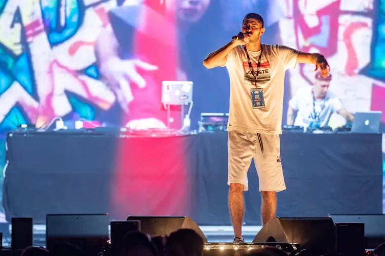 Elena od publike pozdravljena: Mladež na Zrću ludovala uz prelijepu kći Mile Kitića. Imala je zanimljivu 'opravicu'