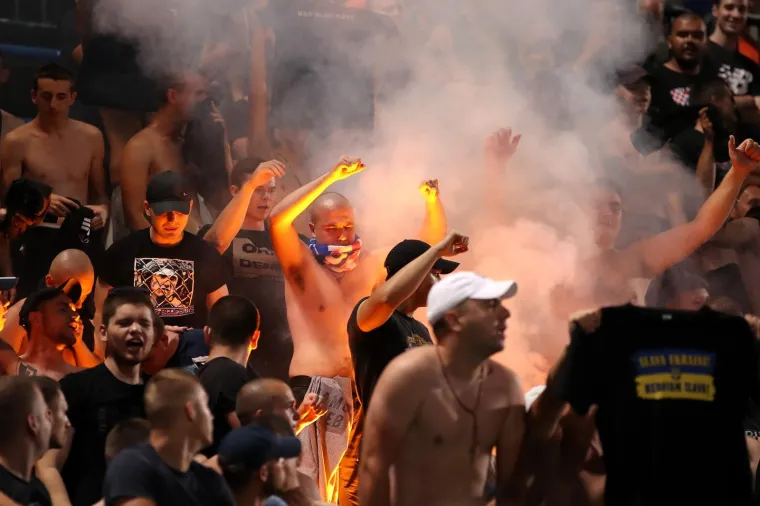 Jeziva slika snimljena na utakmici Dinama. Pogledajte s kakvom je zastra&scaron;ujućom maskom do&scaron;ao BBB-ovac